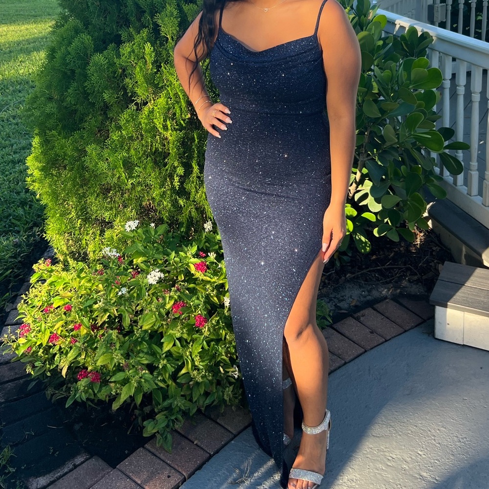 Long dress with a slit on the leg